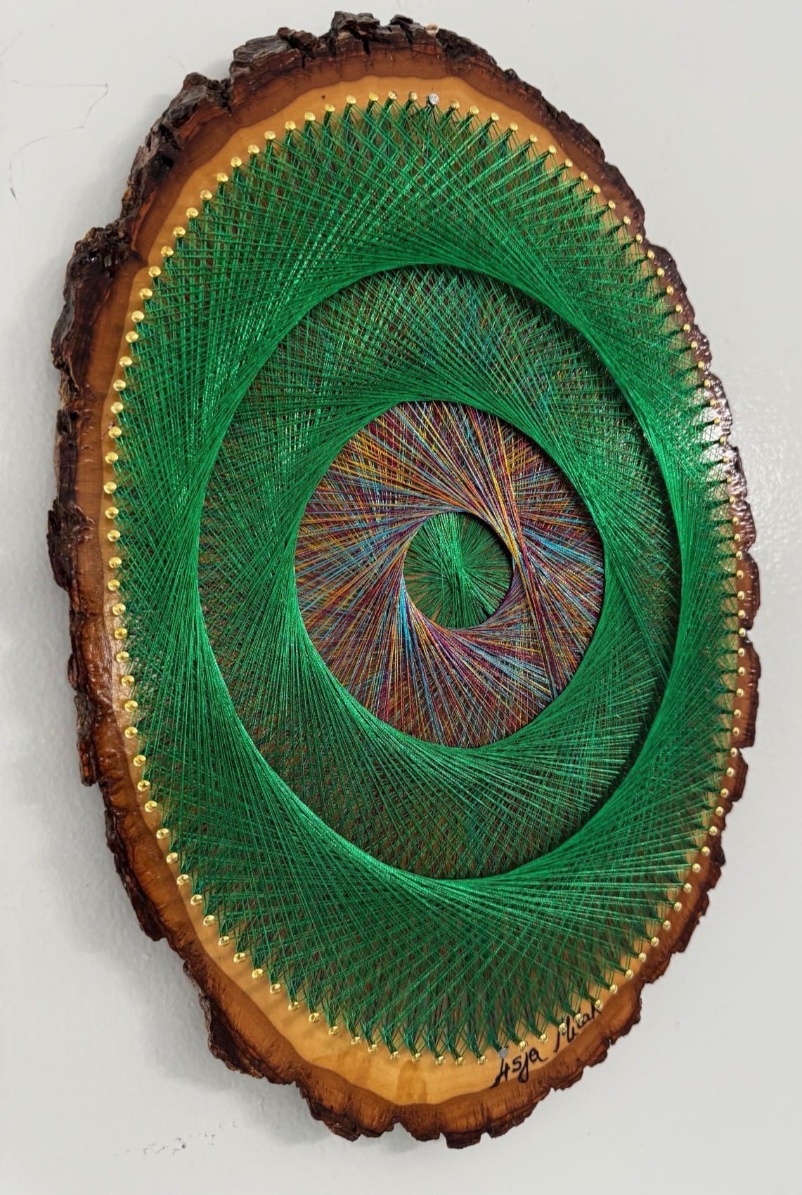 Green Spiral String Art on Live-Edge Wood – Emerald Rainbow Geometric Wall Art, Handmade Boho Decor, detail view 4 — handmade string art by Asja