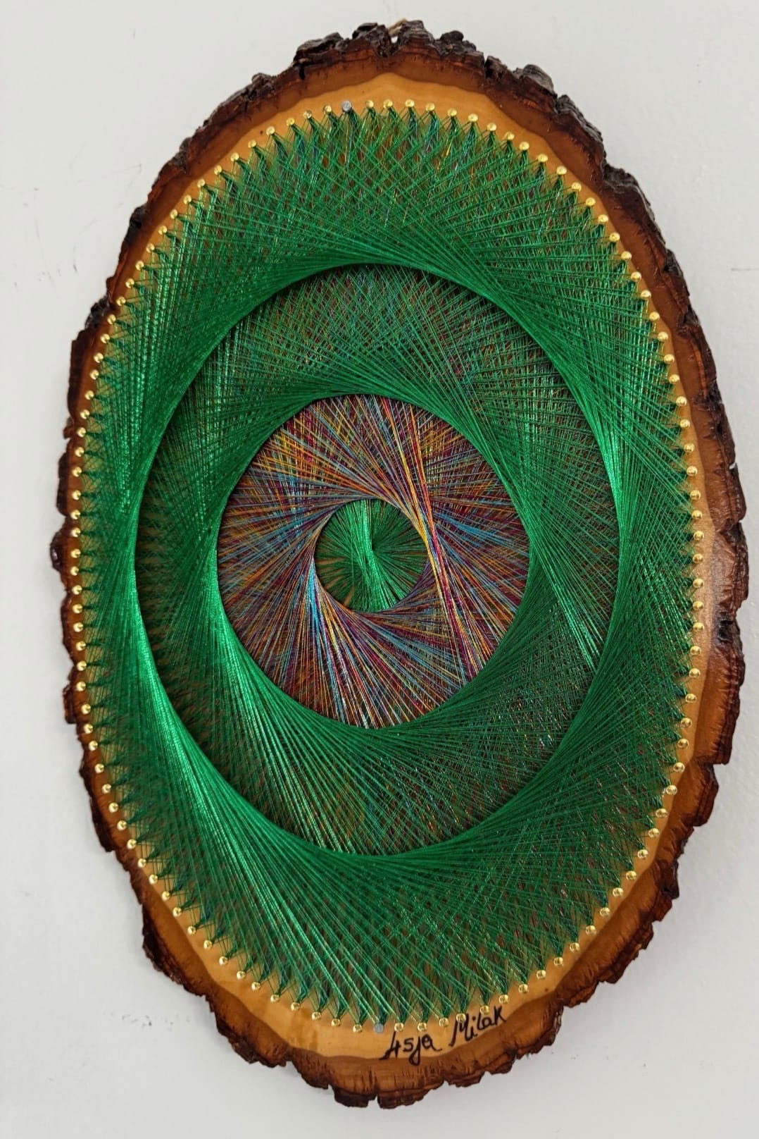 Green Spiral String Art on Live-Edge Wood – Emerald Rainbow Geometric Wall Art, Handmade Boho Decor, detail view 5 — handmade string art by Asja
